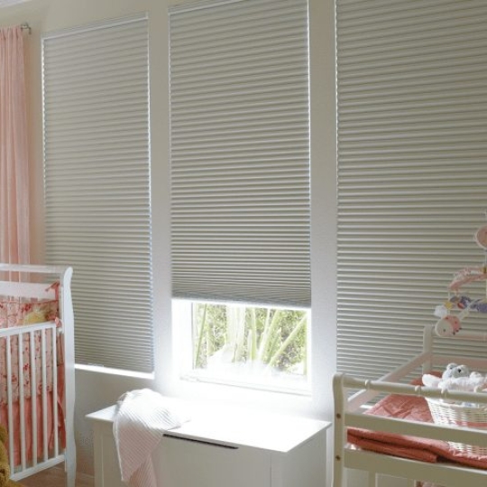 Rèm tổ ong gắn trên kính