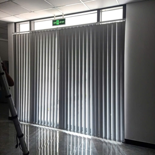 Rèm sáo lá dọc cửa đi