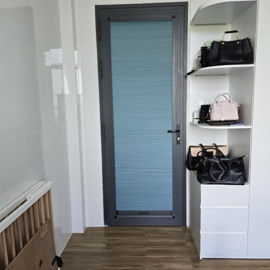Rèm tổ ong trên kính màu xanh